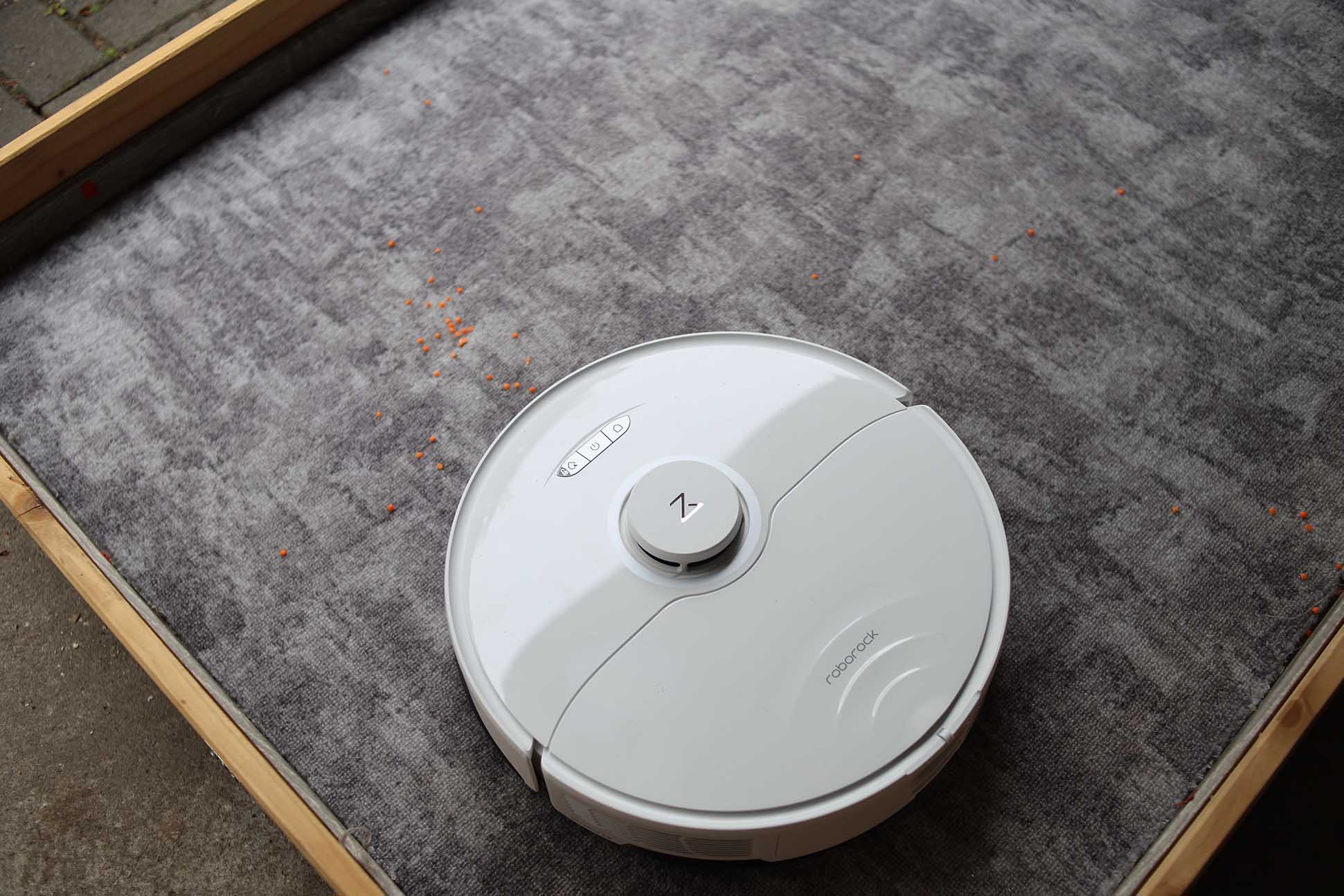 Roborock S8 Pro Ultra убирает чечевицу на ковре во время теста на всасывание.